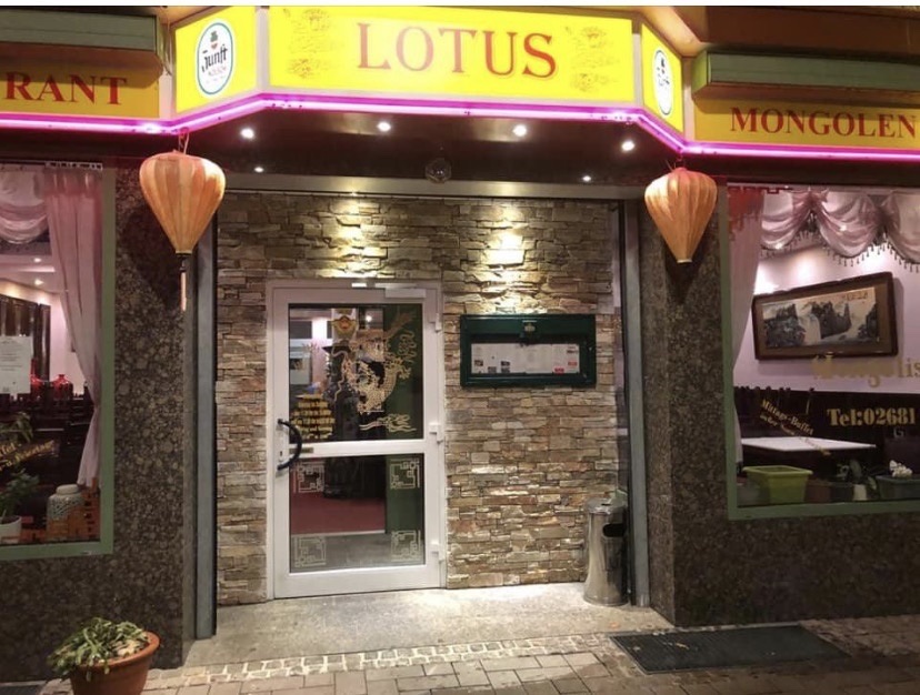Beleuchteter Eingang des Mongolischen Grill Lotus am Abend, Bahnhofstraße 22 in Altenkirchen