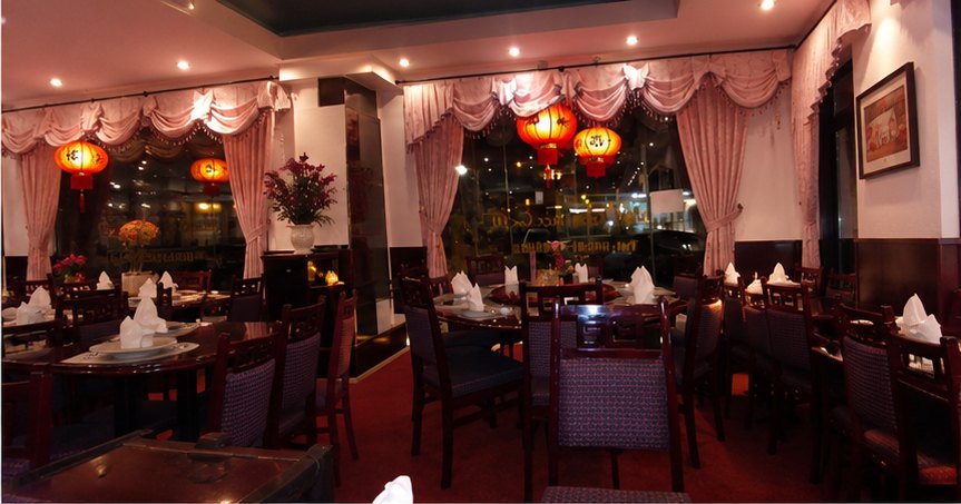 Gastraum des Restaurants Lotus in Altenkirchen mit roten Laternen und eingedeckten Tischen
